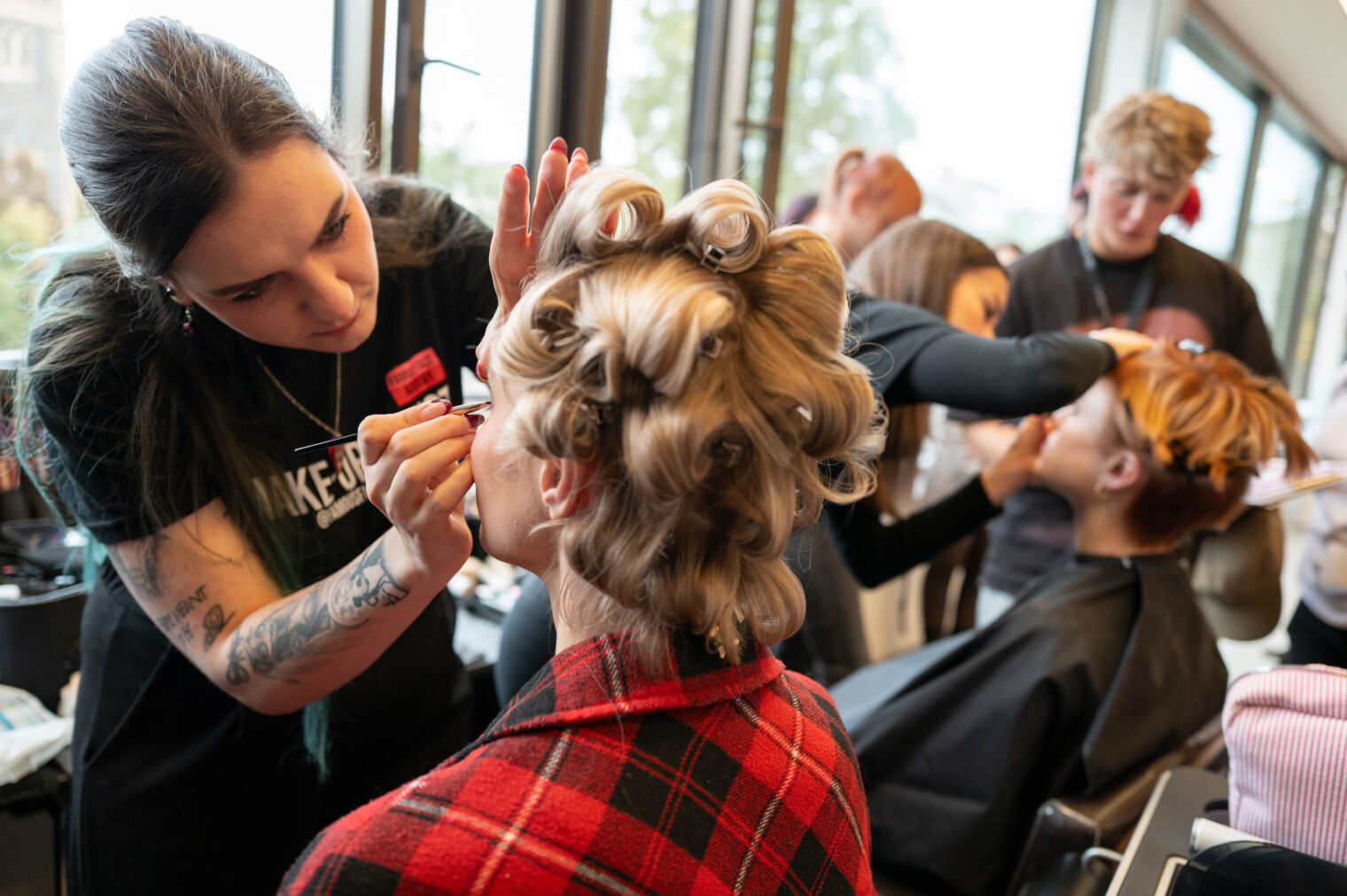 Intercoiffure-Stylisten arbeiten gemeinsam an einem Look