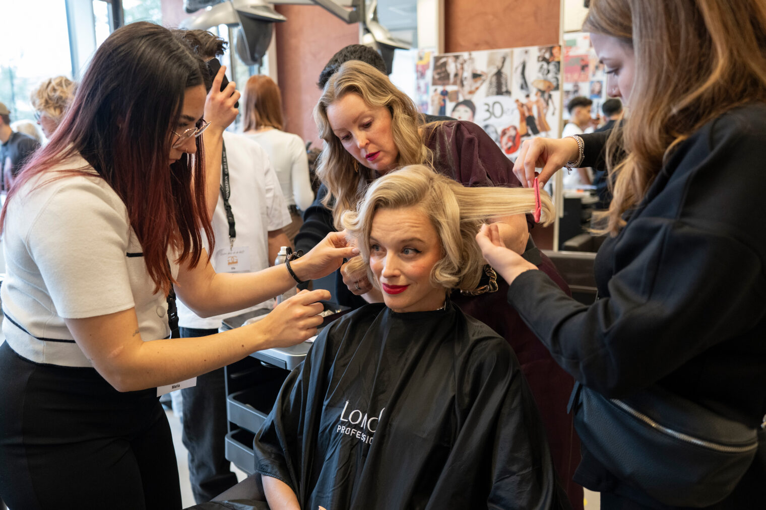 Gemeinsames Styling und Wissensaustausch bei Intercoiffure